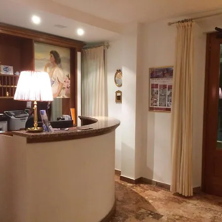 Szálloda Hotel Holiday 3*